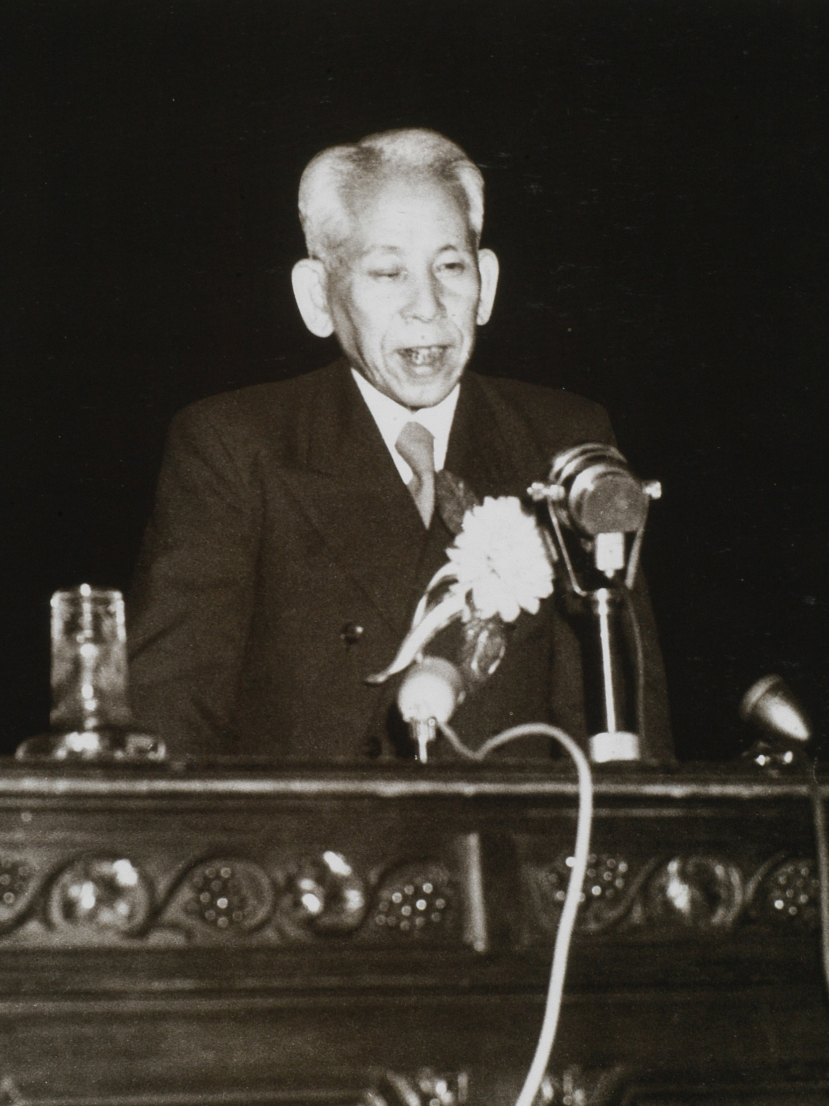 Giving a passionate lecture on the world of true civilization (Hibiya Public Hall in Tokyo, May 22, 1951)