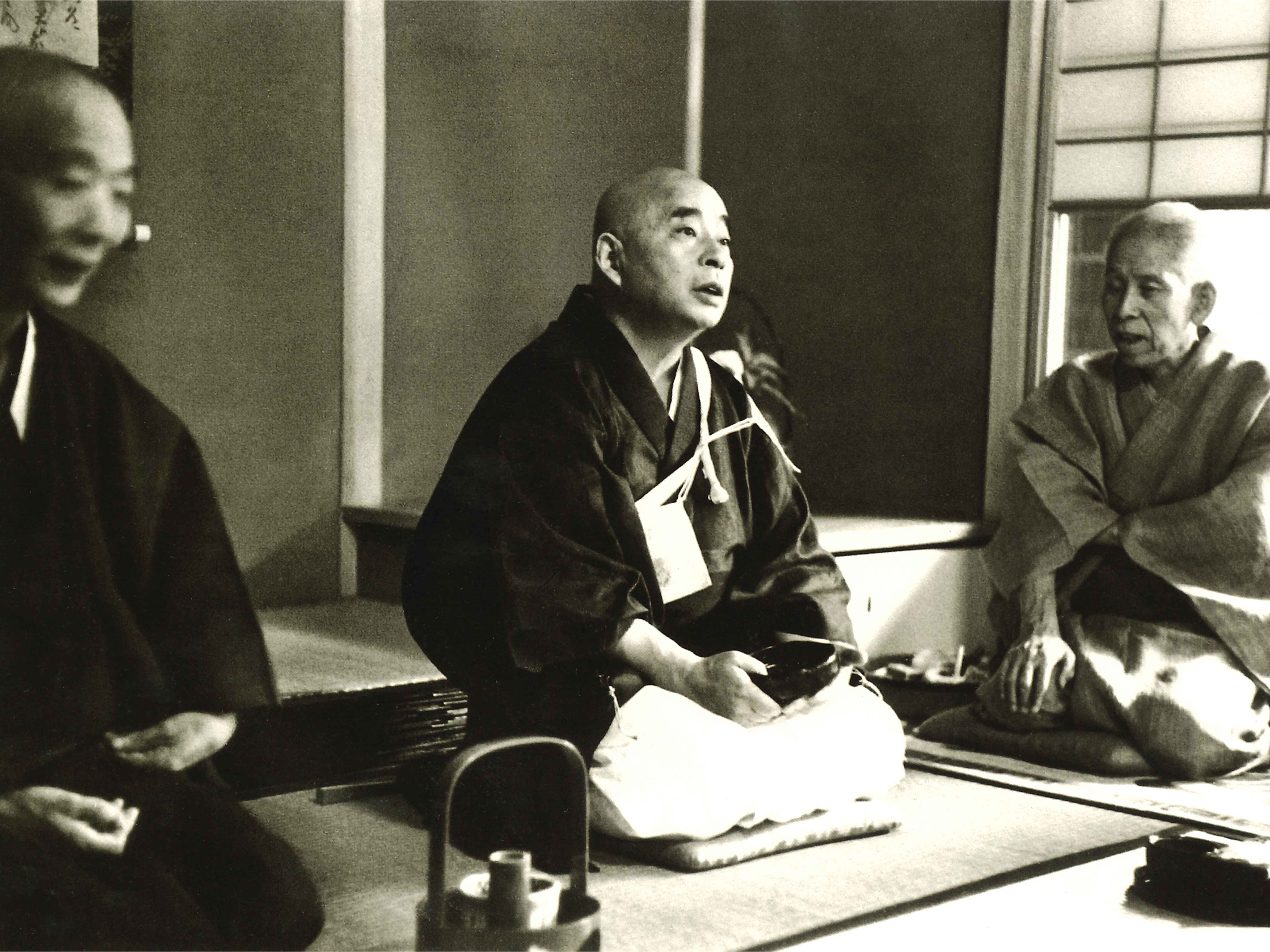 Okada admired good artists and intellectuals and valued interaction with them. Center is Gyoin Hashimoto (Yakushiji Temple) and on the left is Soshu Sen (Mushakoji-senke tea school’s 9th Iemoto tea master)  (August 24, 1952)